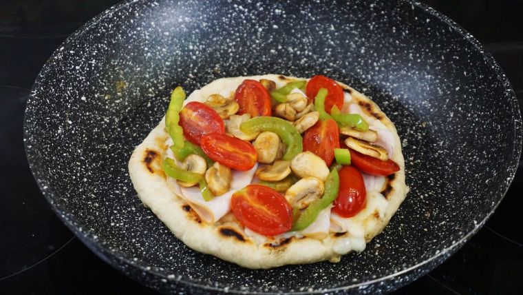 Πίτσα σπέσιαλ στο τηγάνι