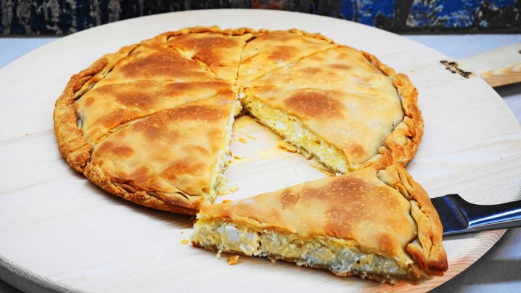 Τυρόπιτα ταψιού χωριάτικη με τρία τυριά