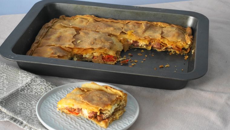 Πίτα σπετζοφάι με λουκάνικο και πιπεριές