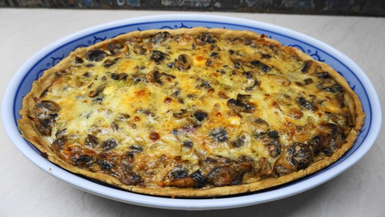 Γιορτινή τάρτα με μανιτάρια, κάστανα, δαμάσκηνα και μπλε τυρί