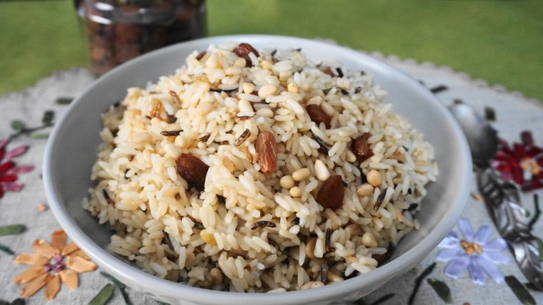 Γιορτινό ρύζι πιλάφι με σταφίδες και κουκουνάρι