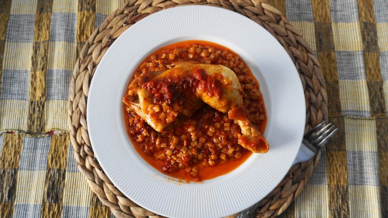 Κοτόπουλο κοκκινιστό με χυλοπιτάκι