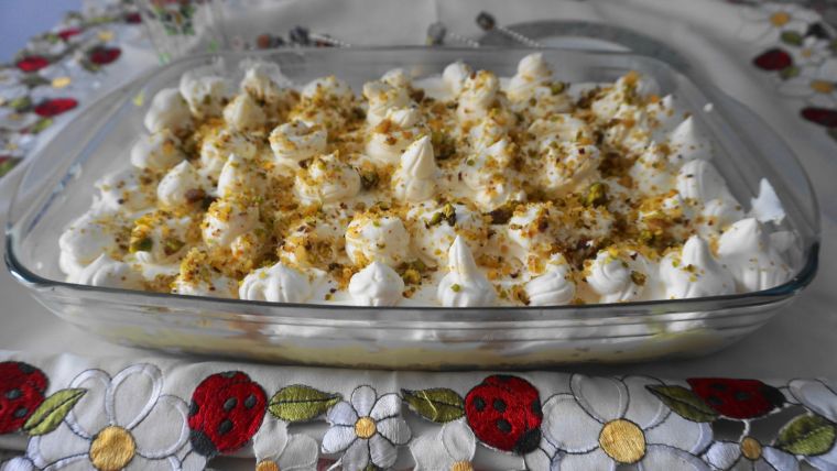 Δροσερό γιαουρτογλυκό ψυγείου με μπισκότα