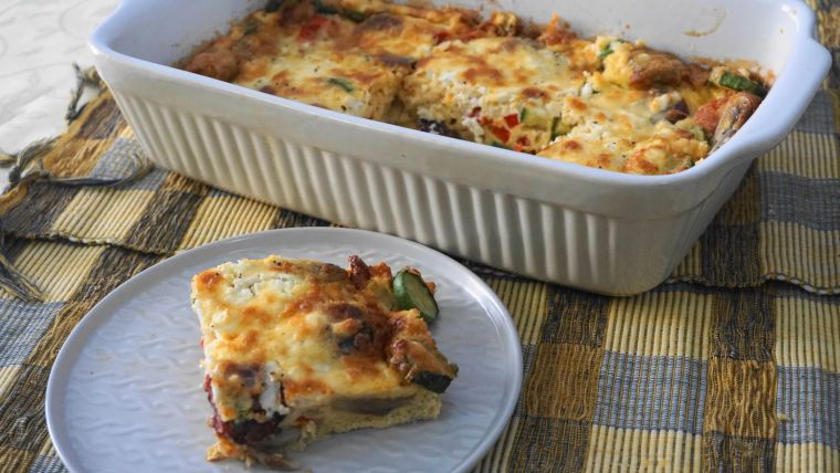 Αφράτη ομελέτα φούρνου με λαχανικά και λουκάνικο