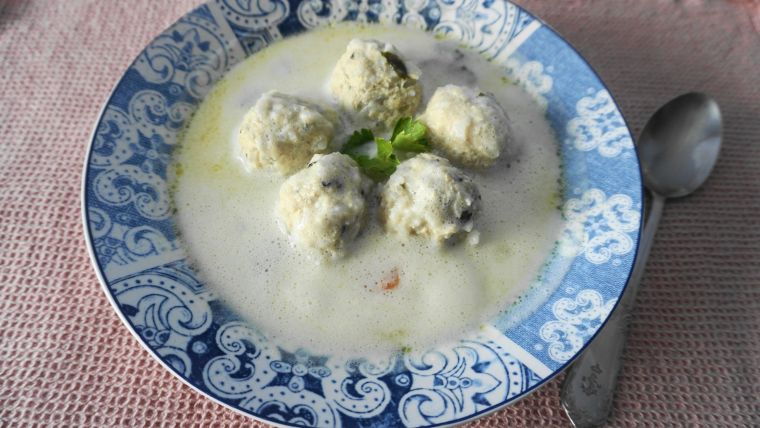 Γιουβαρλάκια αυγολέμονο με κιμά κοτόπουλο