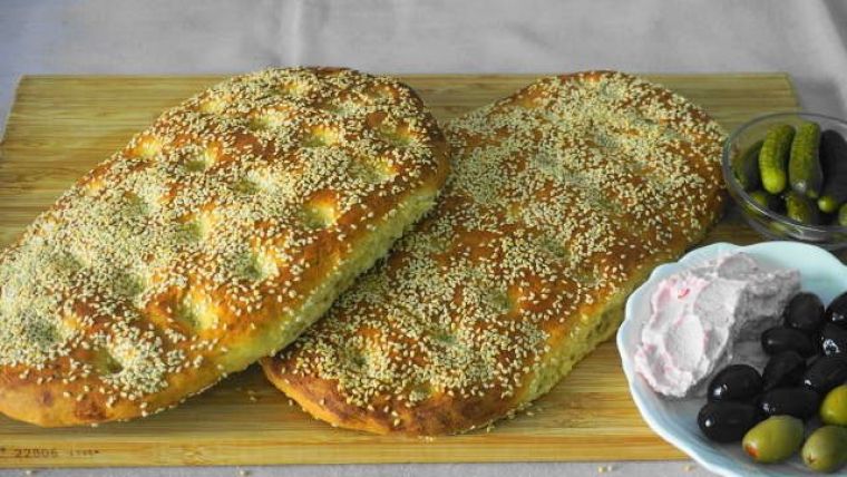 Λαγάνα παραδοσιακή με ταχίνι και σουσάμι