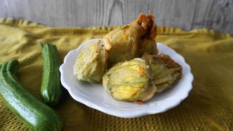 Κολοκυθοανθοί τηγανιτοί γεμιστοί με φέτα