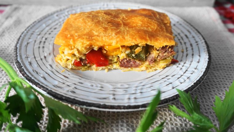 Πιπερόπιτα με λουκάνικο και τραχανά