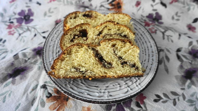 Τσουρέκι γεμιστό με πραλίνα